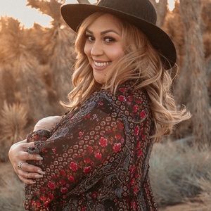 Elizabeth M. 💜Posh Ambassador